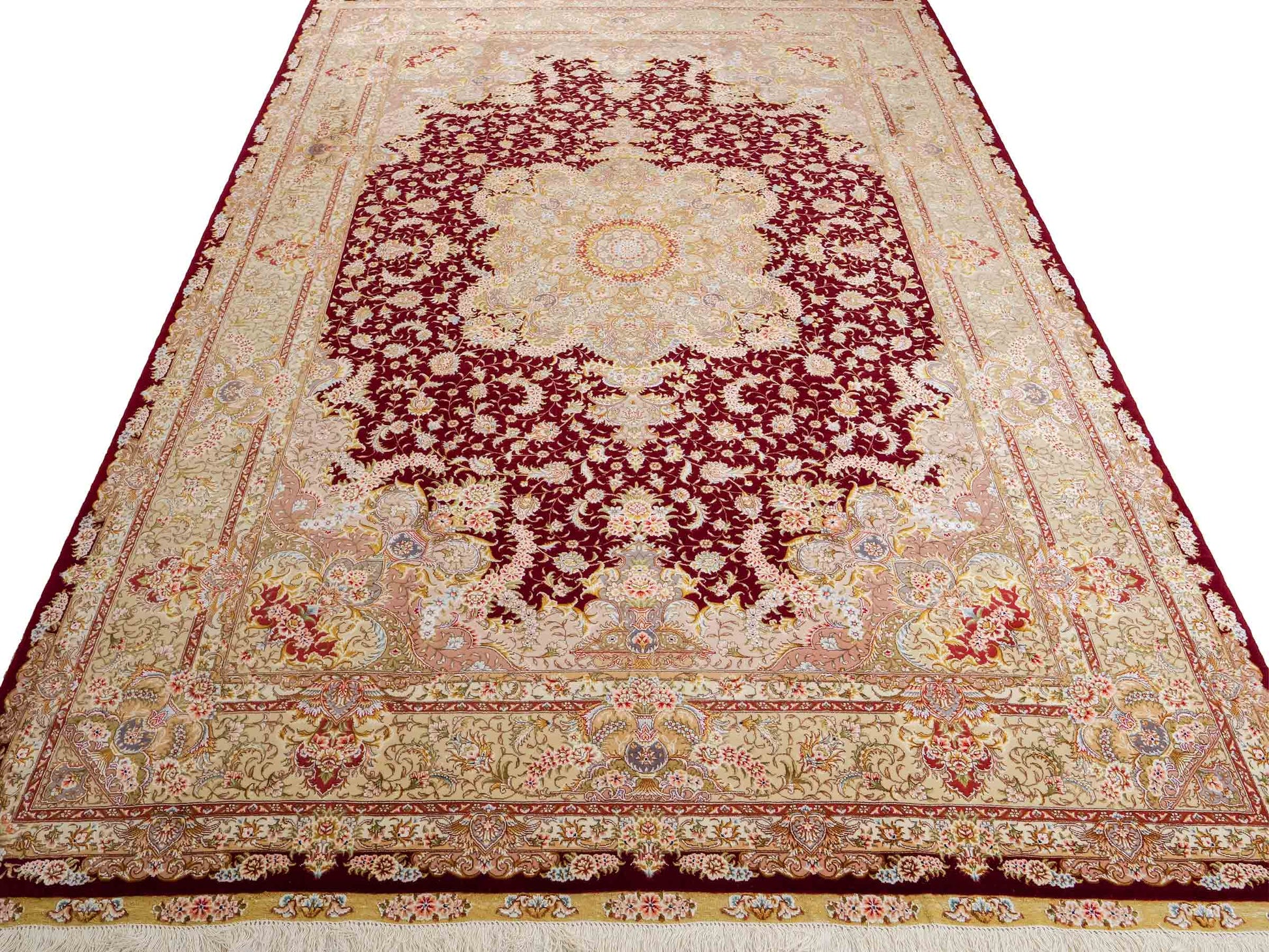 Sehr feiner, handgeknüpfter Khademi Orientteppich mit Täbriz Design aus Wolle mit Seide, creme, gold, rot. 297x207 cm. Vertrieb durch Jupiter Intl.