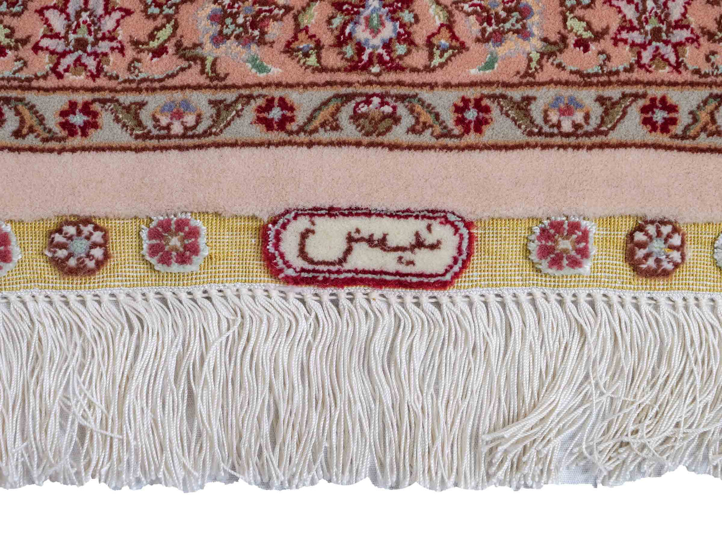 Sehr feiner, handgeknüpfter Khademi Orientteppich mit Täbriz Design aus Wolle mit Seide, creme, weiß, lachs. 304x207 cm. Vertrieb durch Jupiter Intl.