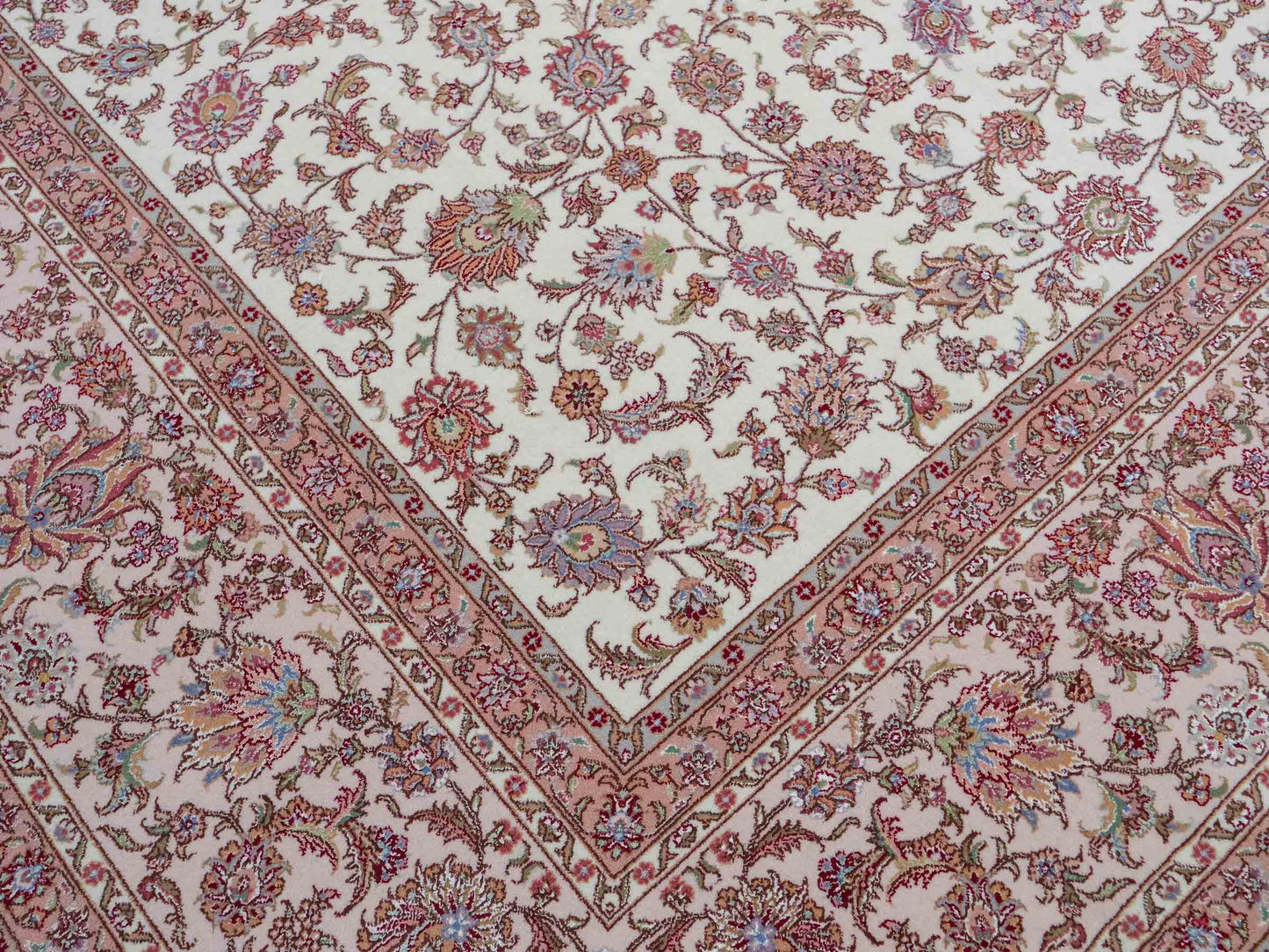 Sehr feiner, handgeknüpfter Khademi Orientteppich mit Täbriz Design aus Wolle mit Seide, creme, weiß, lachs. 304x207 cm. Vertrieb durch Jupiter Intl.