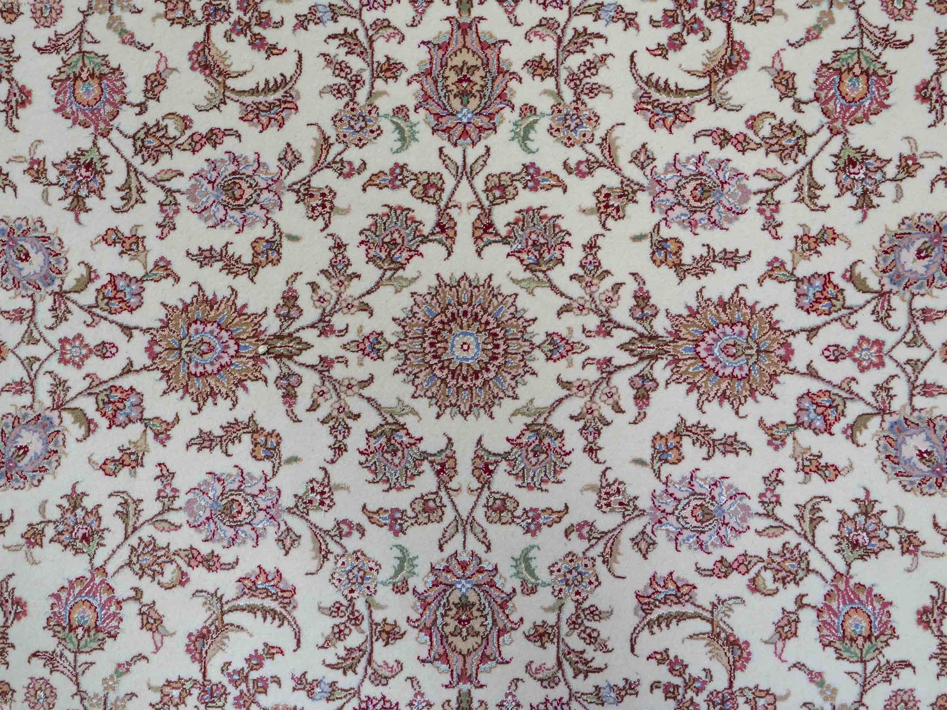 Sehr feiner, handgeknüpfter Khademi Orientteppich mit Täbriz Design aus Wolle mit Seide, creme, weiß, lachs. 304x207 cm. Vertrieb durch Jupiter Intl.