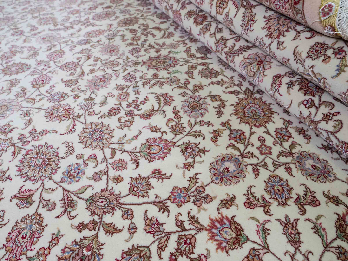 Sehr feiner, handgeknüpfter Khademi Orientteppich mit Täbriz Design aus Wolle mit Seide, creme, weiß, lachs. 304x207 cm. Vertrieb durch Jupiter Intl.