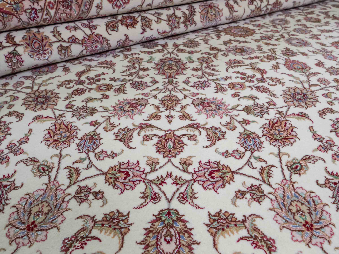 Sehr feiner, handgeknüpfter Khademi Orientteppich mit Täbriz Design aus Wolle mit Seide, creme, weiß, lachs. 304x207 cm. Vertrieb durch Jupiter Intl.