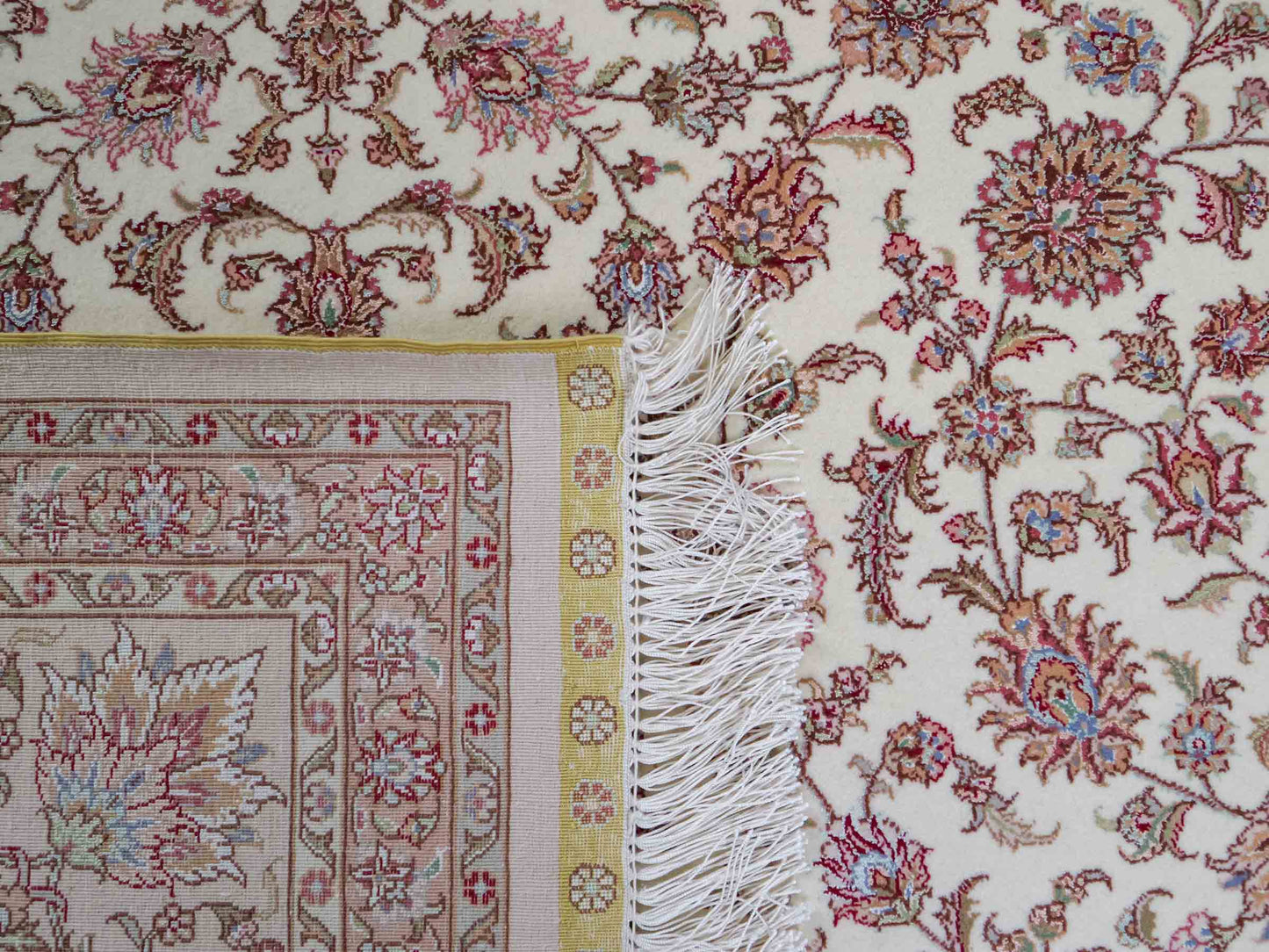Sehr feiner, handgeknüpfter Khademi Orientteppich mit Täbriz Design aus Wolle mit Seide, creme, weiß, lachs. 304x207 cm. Vertrieb durch Jupiter Intl.
