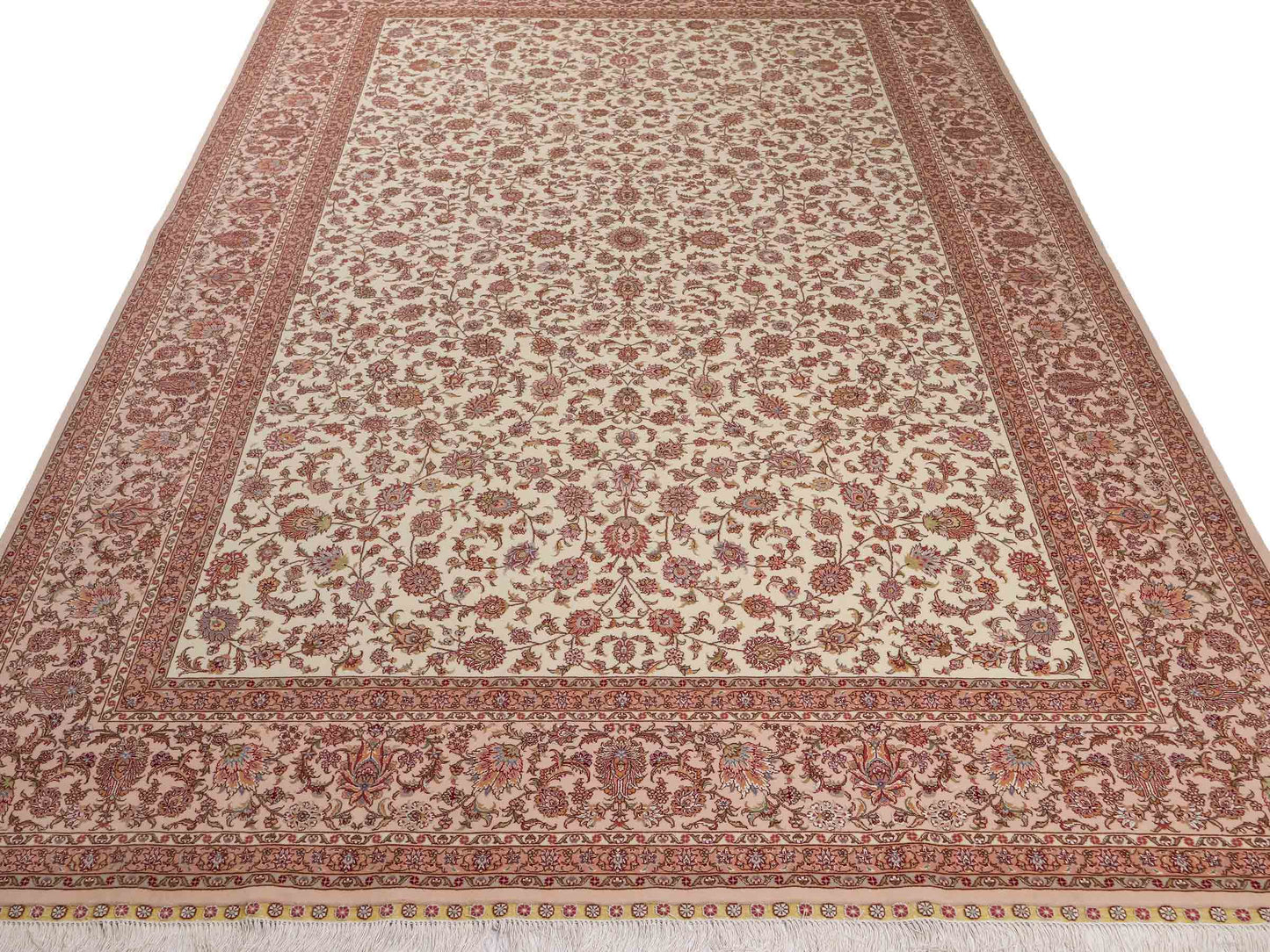 Sehr feiner, handgeknüpfter Khademi Orientteppich mit Täbriz Design aus Wolle mit Seide, creme, weiß, lachs. 304x207 cm. Vertrieb durch Jupiter Intl.