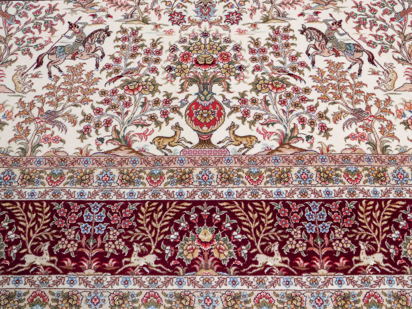 Sehr feiner, handgeknüpfter Khademi Orientteppich mit Täbriz Design aus Wolle mit Seide, creme, weiß, rot. 304x207 cm. Vertrieb durch Jupiter Intl.