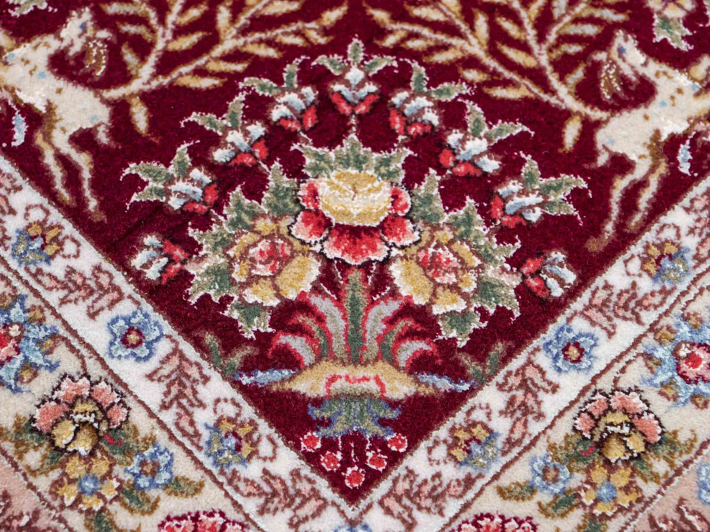 Sehr feiner, handgeknüpfter Khademi Orientteppich mit Täbriz Design aus Wolle mit Seide, creme, weiß, rot. 304x207 cm. Vertrieb durch Jupiter Intl.