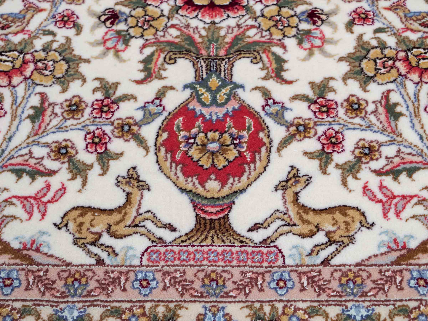 Sehr feiner, handgeknüpfter Khademi Orientteppich mit Täbriz Design aus Wolle mit Seide, creme, weiß, rot. 304x207 cm. Vertrieb durch Jupiter Intl.
