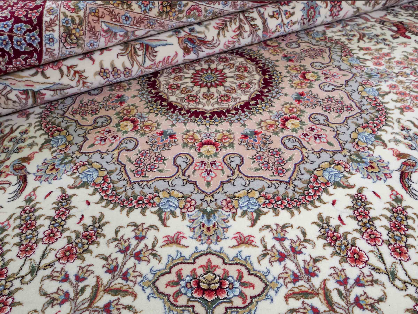 Sehr feiner, handgeknüpfter Khademi Orientteppich mit Täbriz Design aus Wolle mit Seide, creme, weiß, rot. 304x207 cm. Vertrieb durch Jupiter Intl.