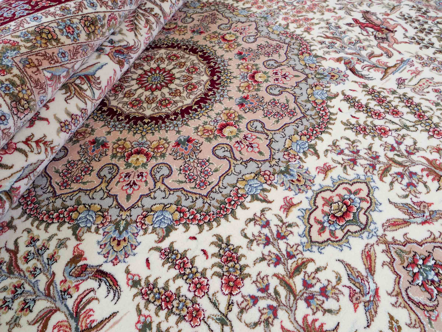 Sehr feiner, handgeknüpfter Khademi Orientteppich mit Täbriz Design aus Wolle mit Seide, creme, weiß, rot. 304x207 cm. Vertrieb durch Jupiter Intl.