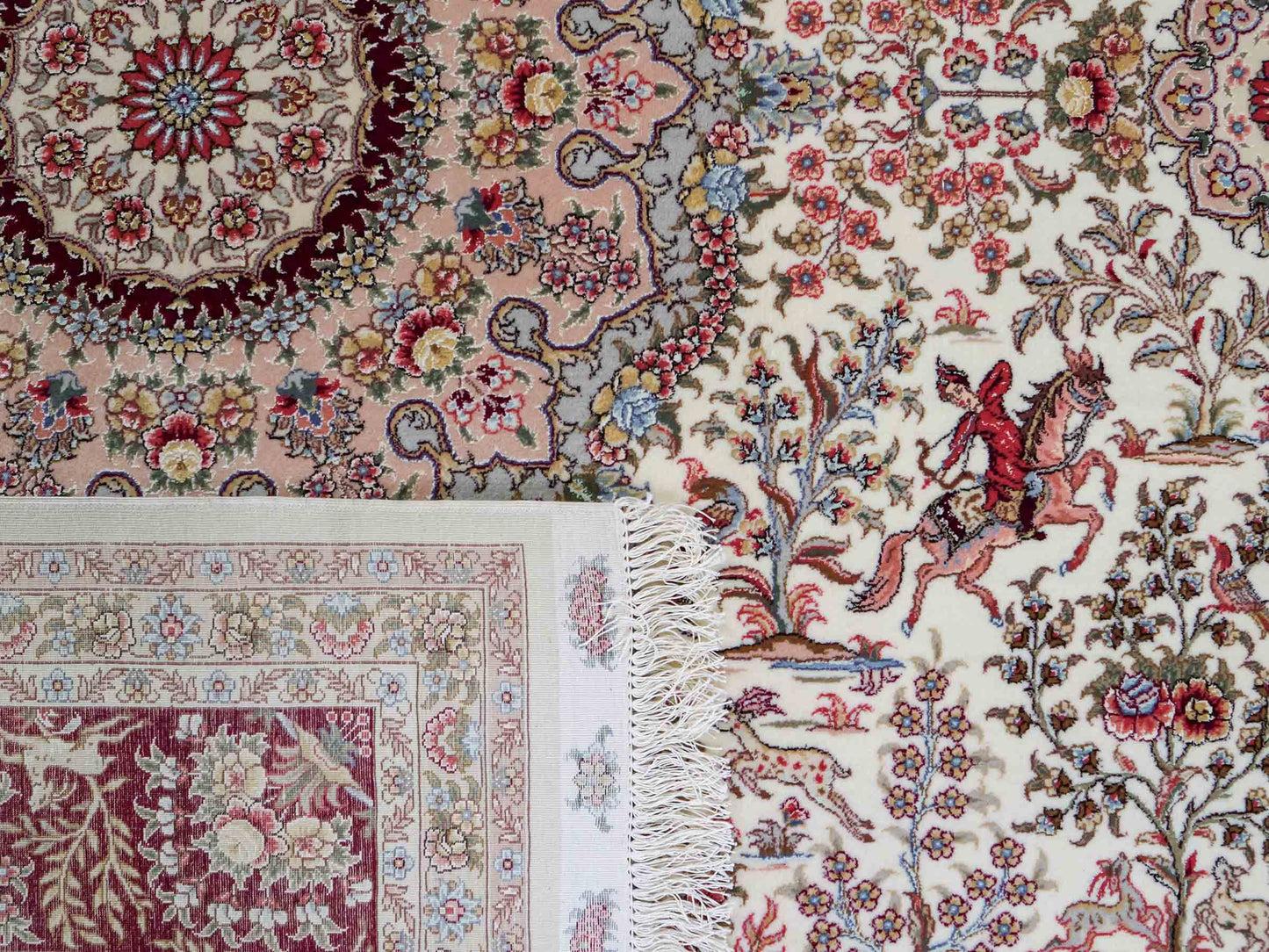 Sehr feiner, handgeknüpfter Khademi Orientteppich mit Täbriz Design aus Wolle mit Seide, creme, weiß, rot. 304x207 cm. Vertrieb durch Jupiter Intl.