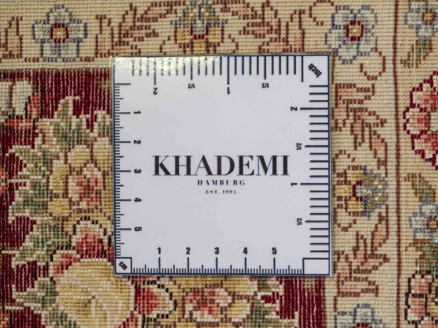 Sehr feiner, handgeknüpfter Khademi Orientteppich mit Täbriz Design aus Wolle mit Seide, creme, weiß, rot. 304x207 cm. Vertrieb durch Jupiter Intl.