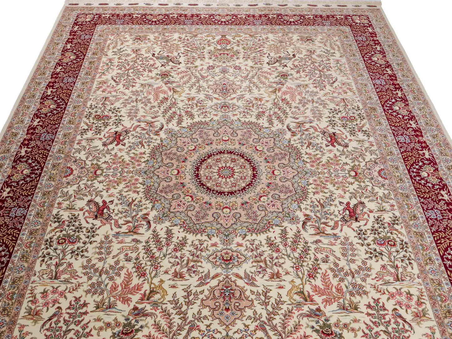 Sehr feiner, handgeknüpfter Khademi Orientteppich mit Täbriz Design aus Wolle mit Seide, creme, weiß, rot. 304x207 cm. Vertrieb durch Jupiter Intl.