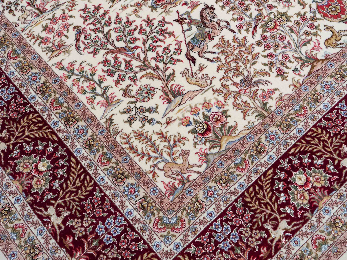 Sehr feiner, handgeknüpfter Khademi Orientteppich mit Täbriz Design aus Wolle mit Seide, creme, weiß, rot. 305x207 cm. Vertrieb druch Jupiter Intl.