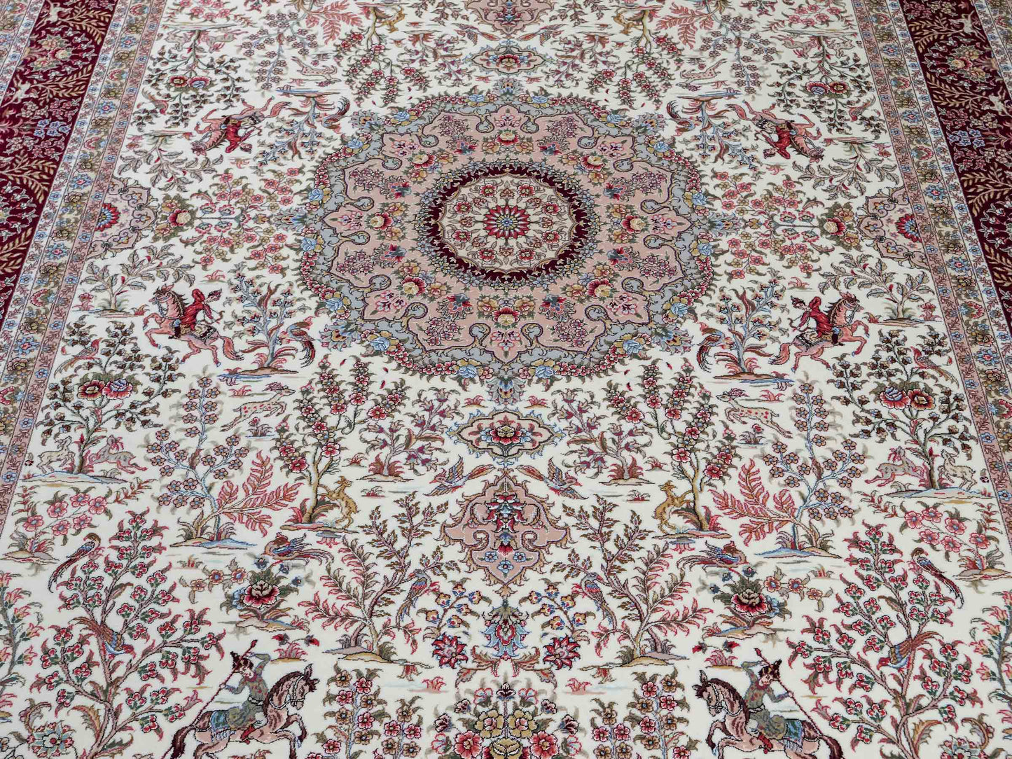 Sehr feiner, handgeknüpfter Khademi Orientteppich mit Täbriz Design aus Wolle mit Seide, creme, weiß, rot. 305x207 cm. Vertrieb druch Jupiter Intl.