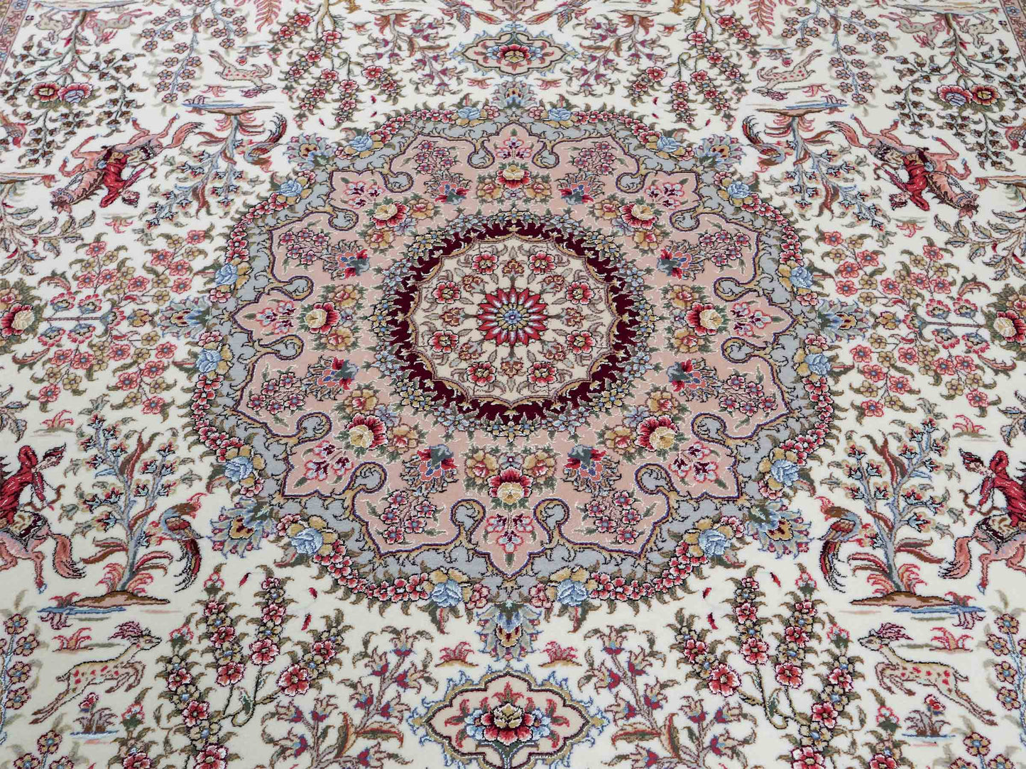 Sehr feiner, handgeknüpfter Khademi Orientteppich mit Täbriz Design aus Wolle mit Seide, creme, weiß, rot. 305x207 cm. Vertrieb druch Jupiter Intl.
