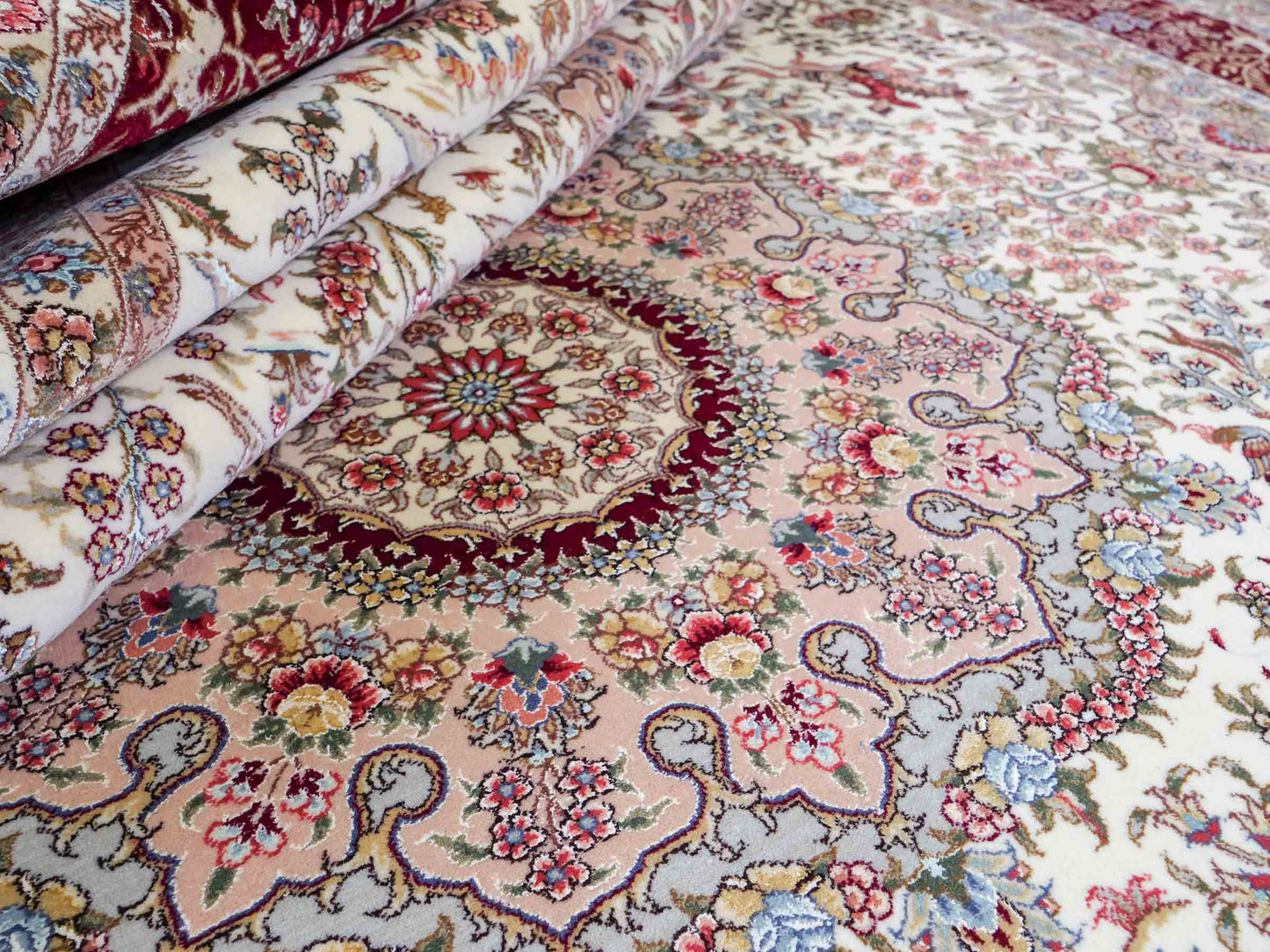 Sehr feiner, handgeknüpfter Khademi Orientteppich mit Täbriz Design aus Wolle mit Seide, creme, weiß, rot. 305x207 cm. Vertrieb druch Jupiter Intl.