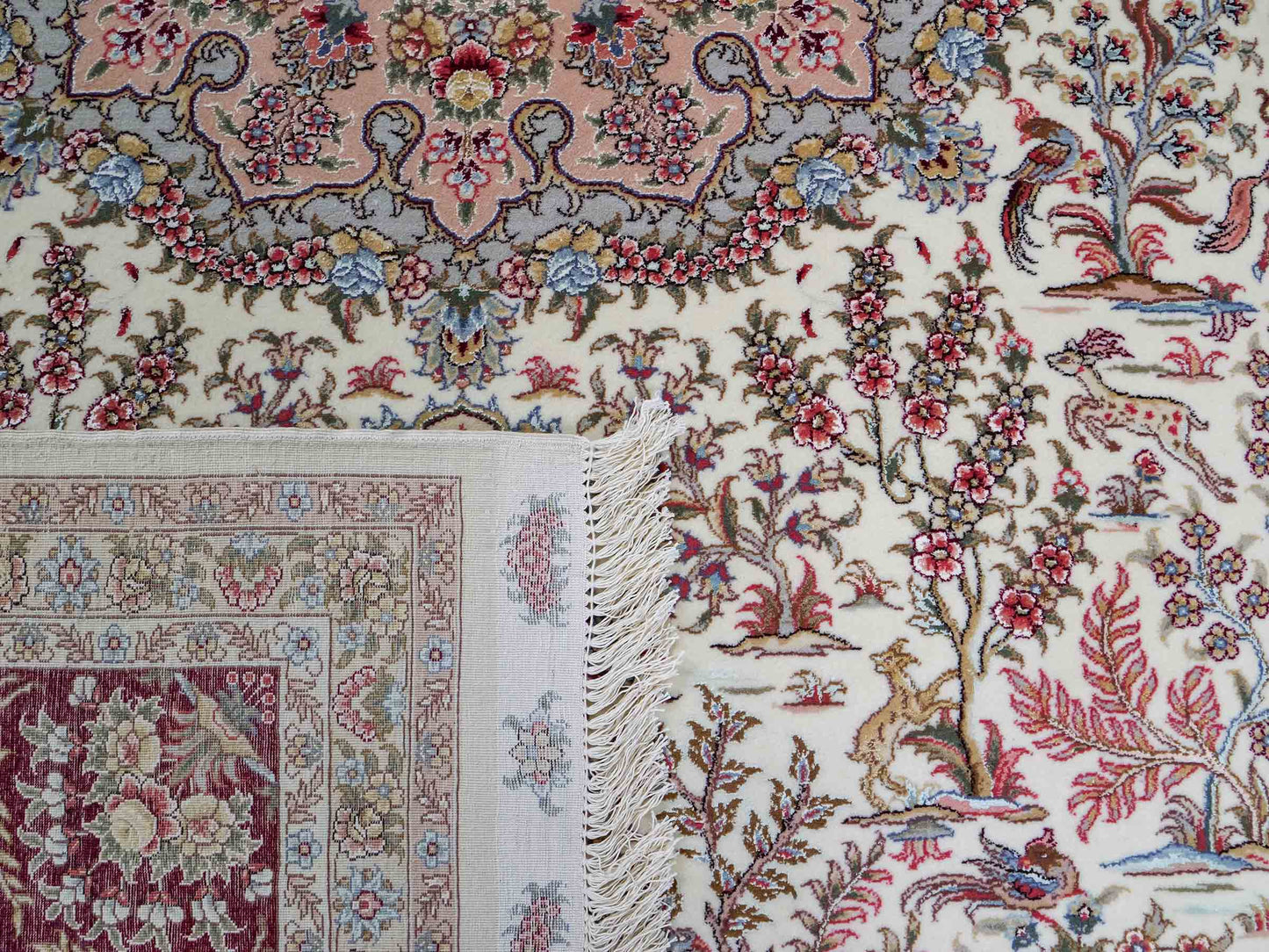 Sehr feiner, handgeknüpfter Khademi Orientteppich mit Täbriz Design aus Wolle mit Seide, creme, weiß, rot. 305x207 cm. Vertrieb druch Jupiter Intl.