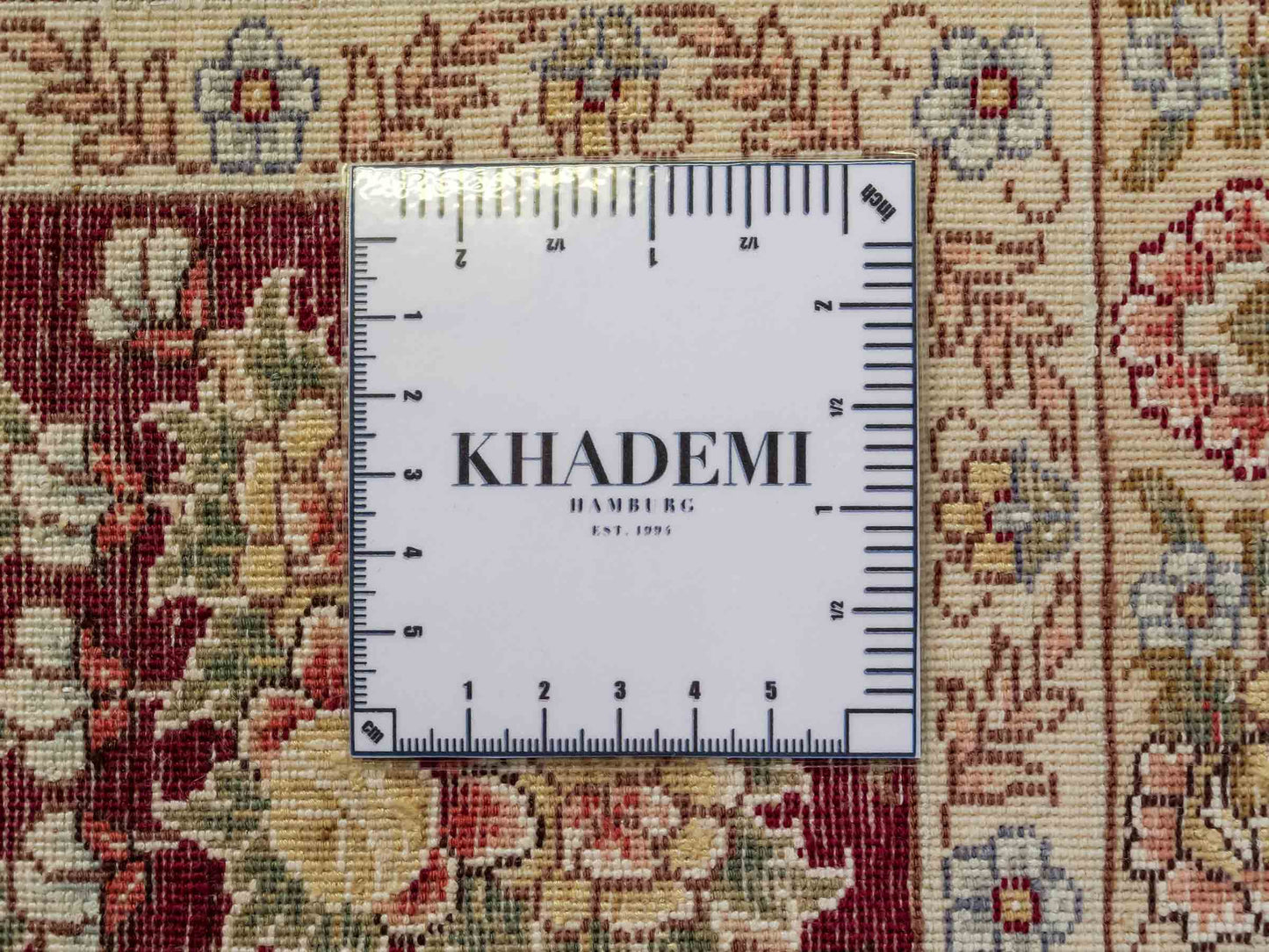 Sehr feiner, handgeknüpfter Khademi Orientteppich mit Täbriz Design aus Wolle mit Seide, creme, weiß, rot. 305x207 cm. Vertrieb druch Jupiter Intl.