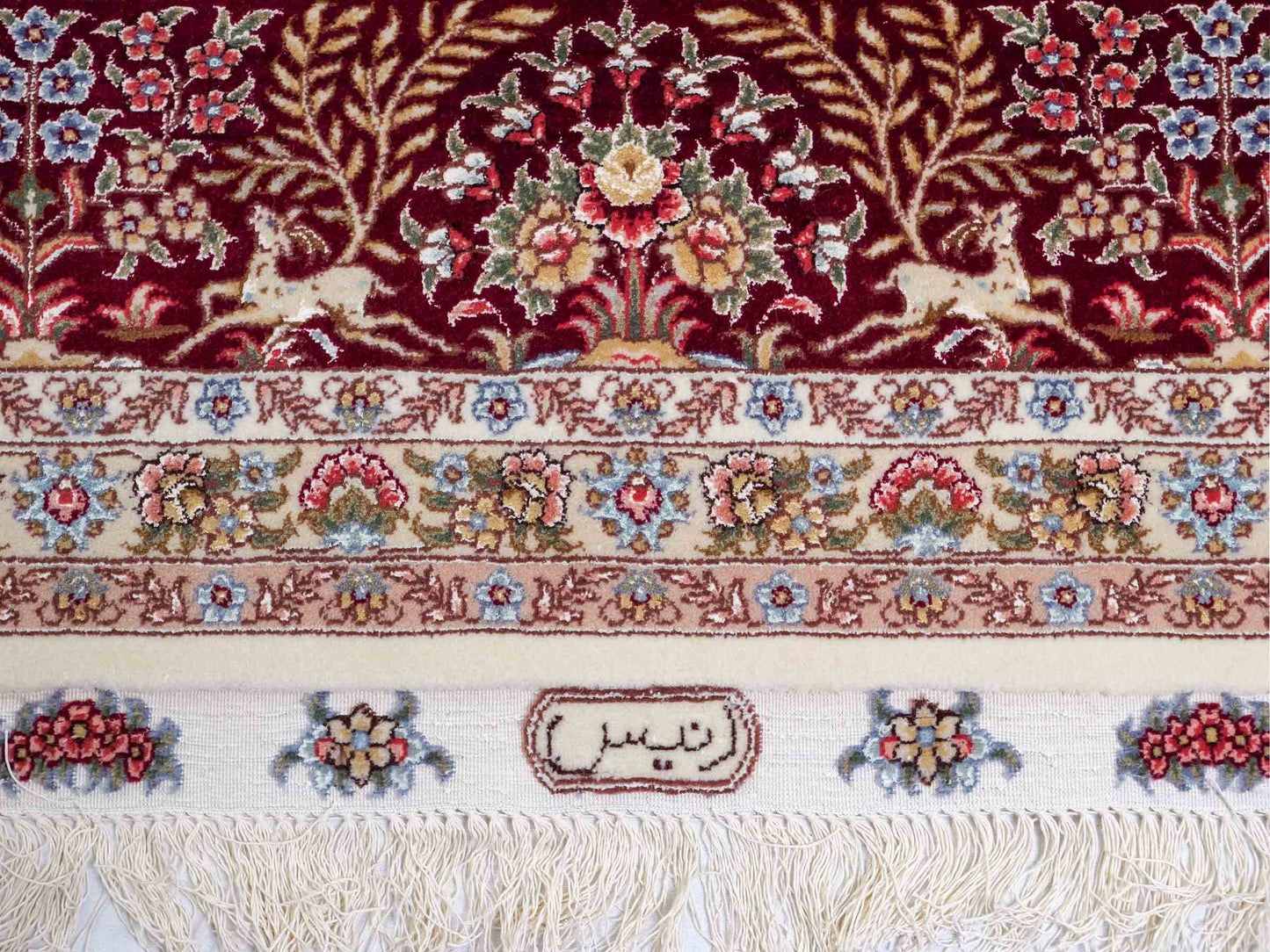 Sehr feiner, handgeknüpfter Khademi Orientteppich mit Täbriz Design aus Wolle mit Seide, creme, weiß, rot. 305x207 cm. Vertrieb druch Jupiter Intl.