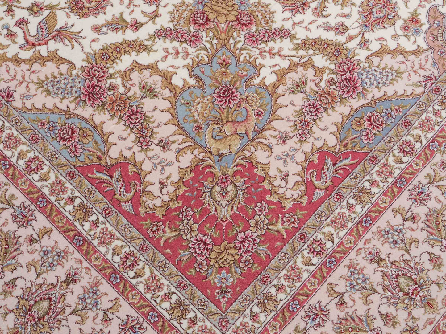 Sehr feiner, handgeknüpfter Khademi Orientteppich mit Täbriz Design aus Wolle mit Seide, creme, rosa. 306x206 cm. Vertrieb durch Jupiter Intl.