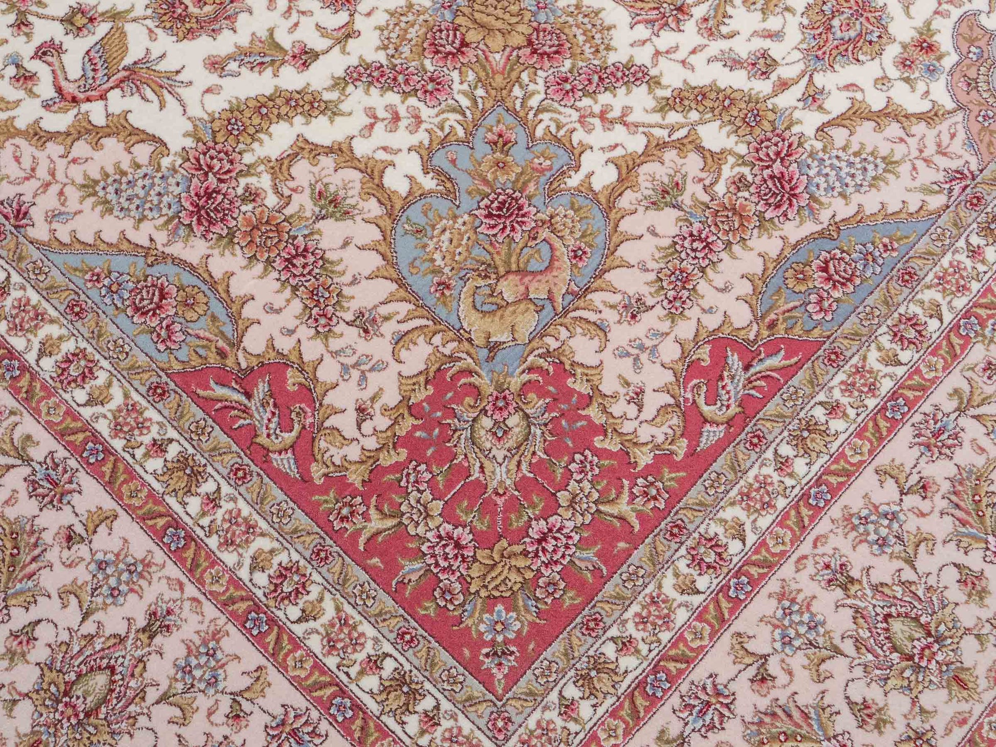 Sehr feiner, handgeknüpfter Khademi Orientteppich mit Täbriz Design aus Wolle mit Seide, creme, rosa. 306x206 cm. Vertrieb durch Jupiter Intl.