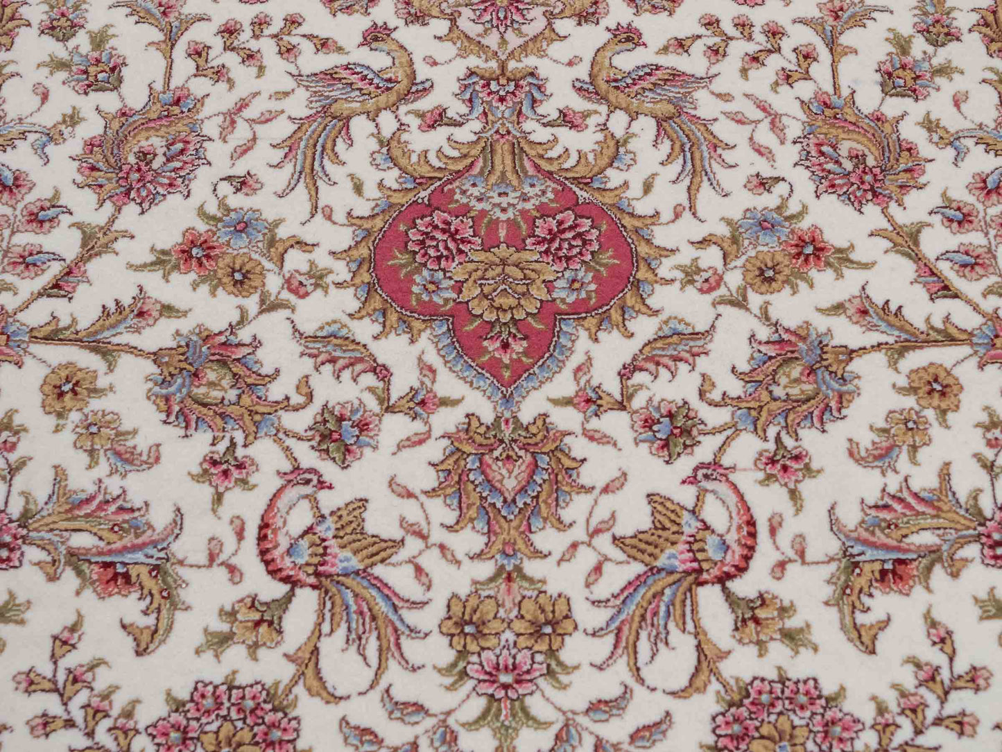 Sehr feiner, handgeknüpfter Khademi Orientteppich mit Täbriz Design aus Wolle mit Seide, creme, rosa. 306x206 cm. Vertrieb durch Jupiter Intl.