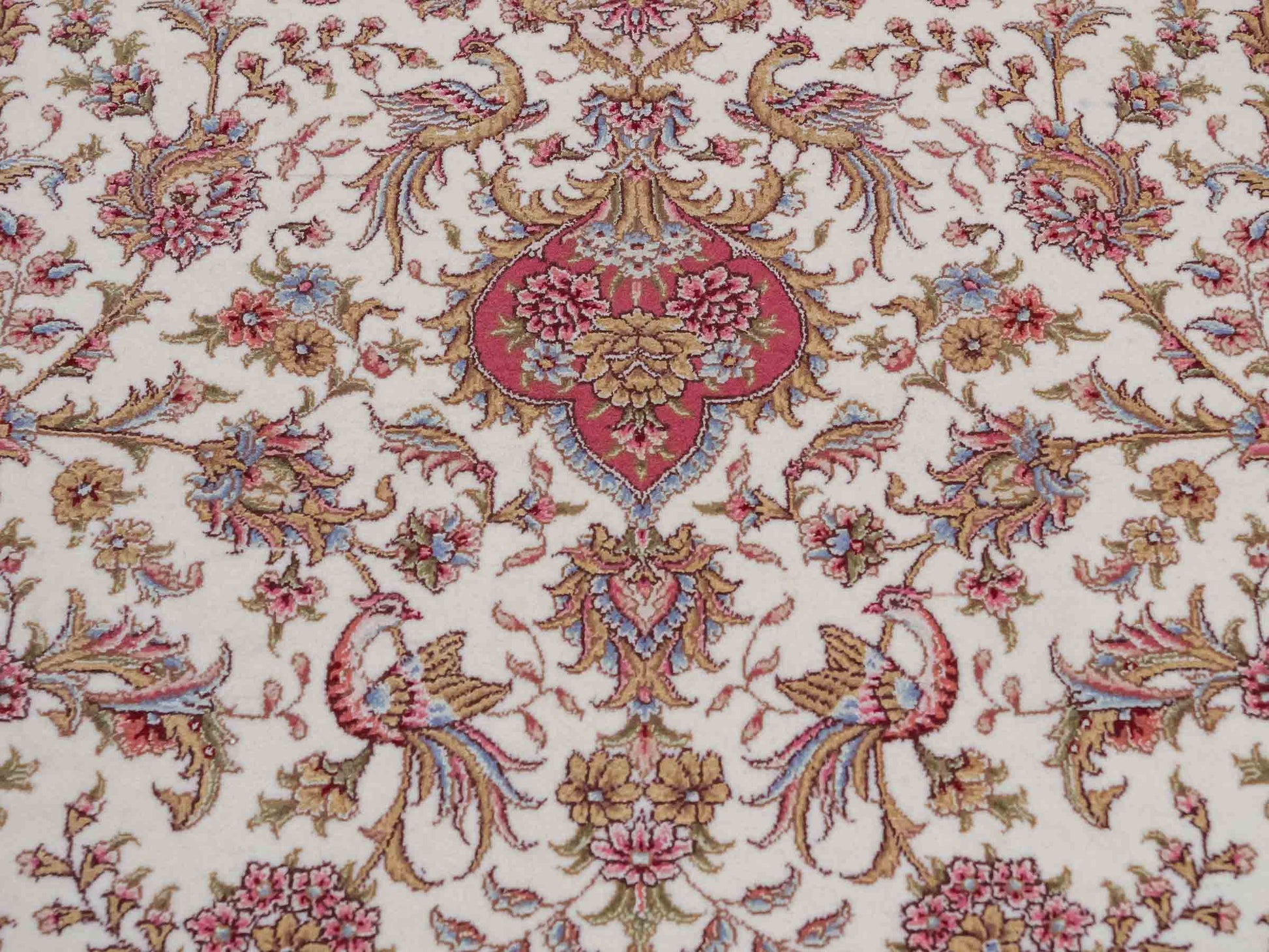 Sehr feiner, handgeknüpfter Khademi Orientteppich mit Täbriz Design aus Wolle mit Seide, creme, rosa. 306x206 cm. Vertrieb durch Jupiter Intl.