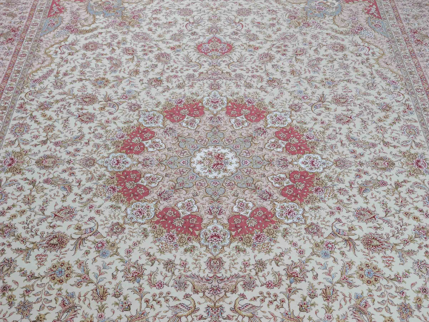 Sehr feiner, handgeknüpfter Khademi Orientteppich mit Täbriz Design aus Wolle mit Seide, creme, rosa. 306x206 cm. Vertrieb durch Jupiter Intl.