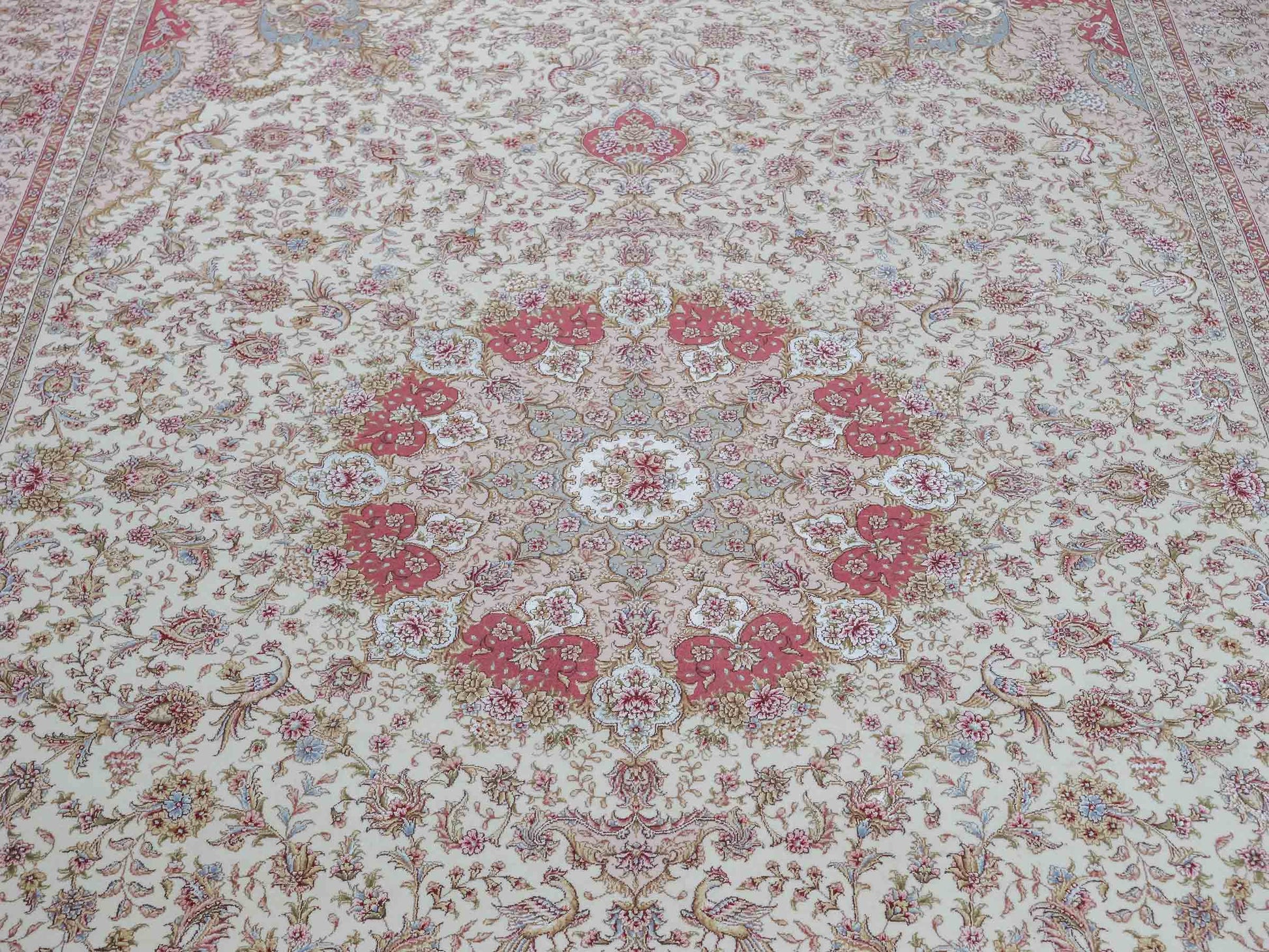 Sehr feiner, handgeknüpfter Khademi Orientteppich mit Täbriz Design aus Wolle mit Seide, creme, rosa. 306x206 cm. Vertrieb durch Jupiter Intl.