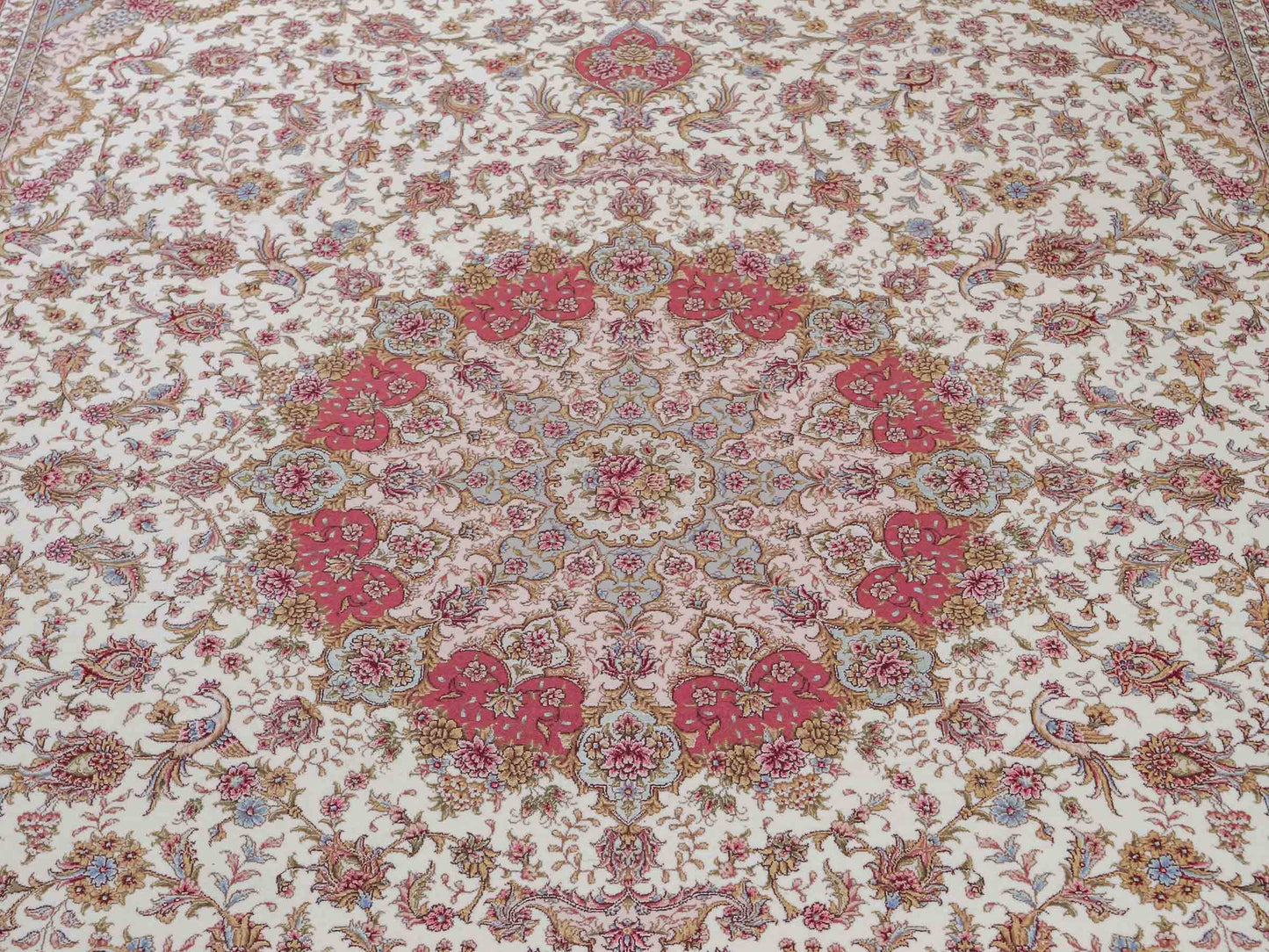 Sehr feiner, handgeknüpfter Khademi Orientteppich mit Täbriz Design aus Wolle mit Seide, creme, rosa. 306x206 cm. Vertrieb durch Jupiter Intl.