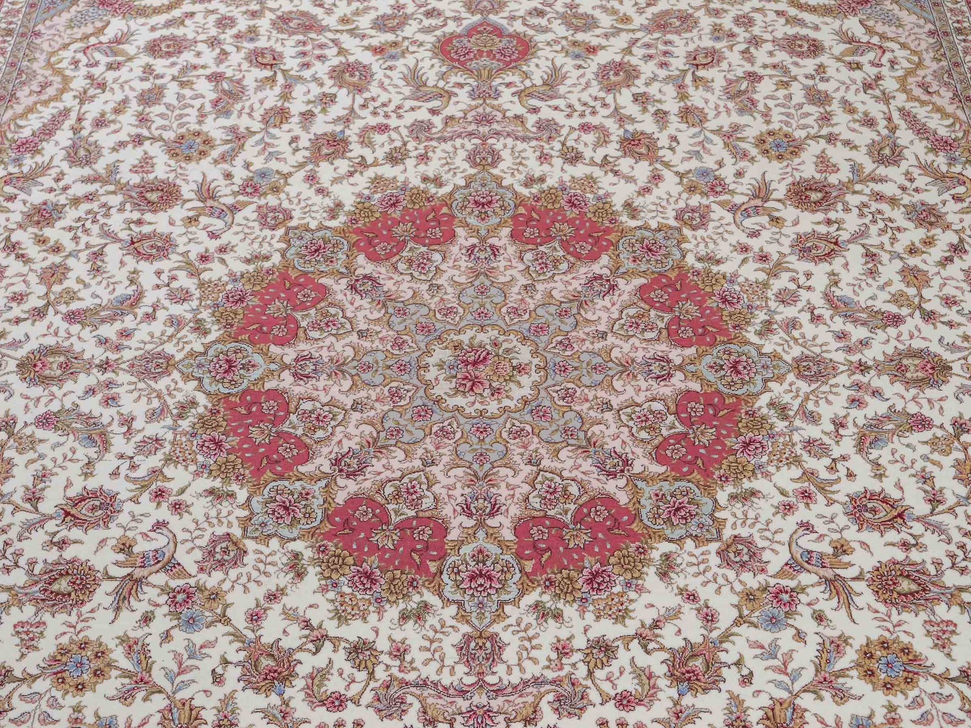 Sehr feiner, handgeknüpfter Khademi Orientteppich mit Täbriz Design aus Wolle mit Seide, creme, rosa. 306x206 cm. Vertrieb durch Jupiter Intl.