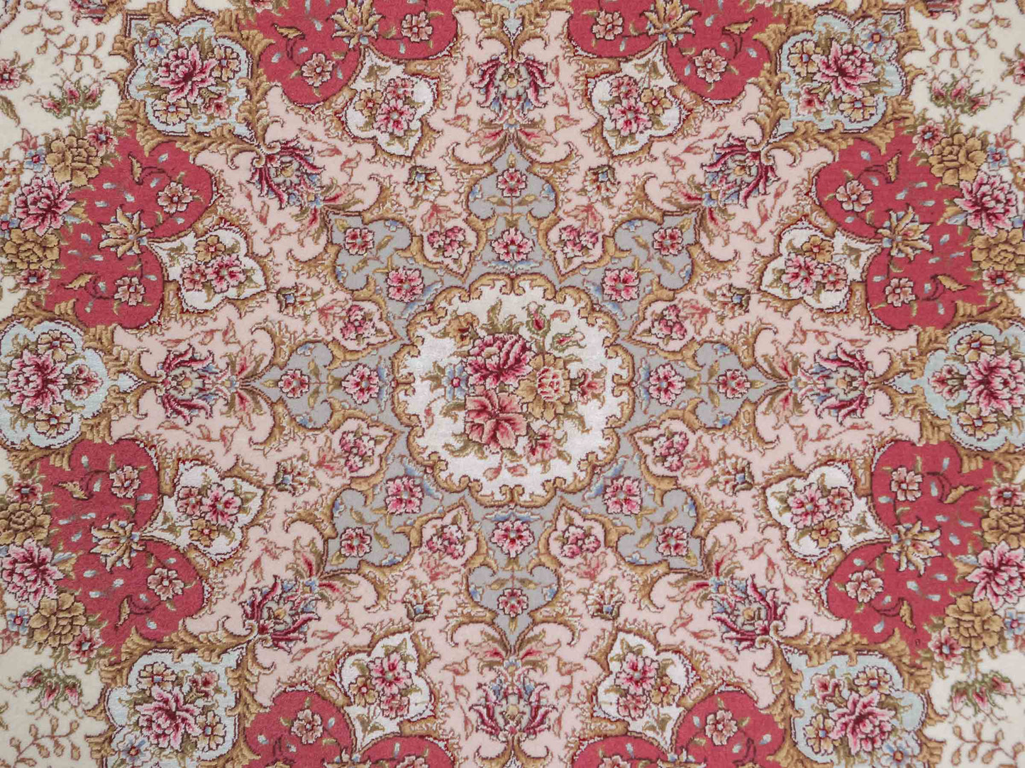 Sehr feiner, handgeknüpfter Khademi Orientteppich mit Täbriz Design aus Wolle mit Seide, creme, rosa. 306x206 cm. Vertrieb durch Jupiter Intl.