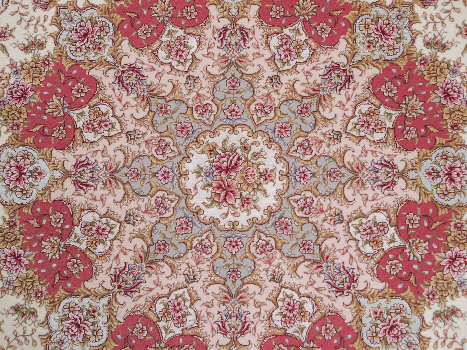 Sehr feiner, handgeknüpfter Khademi Orientteppich mit Täbriz Design aus Wolle mit Seide, creme, rosa. 306x206 cm. Vertrieb durch Jupiter Intl.