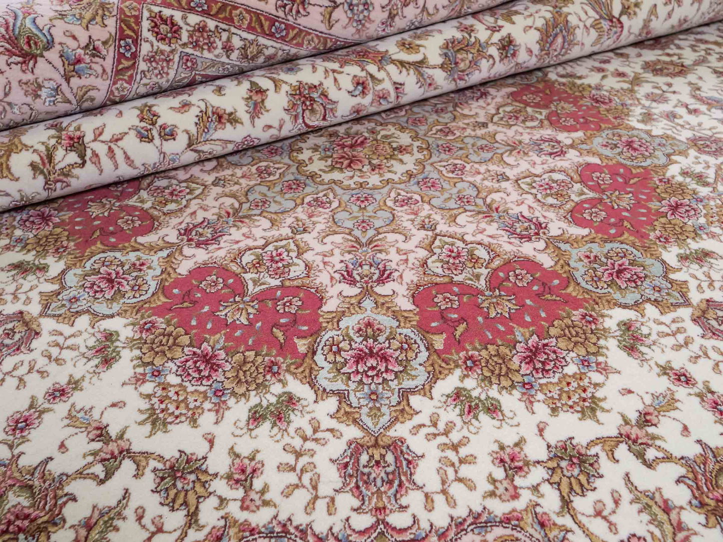 Sehr feiner, handgeknüpfter Khademi Orientteppich mit Täbriz Design aus Wolle mit Seide, creme, rosa. 306x206 cm. Vertrieb durch Jupiter Intl.