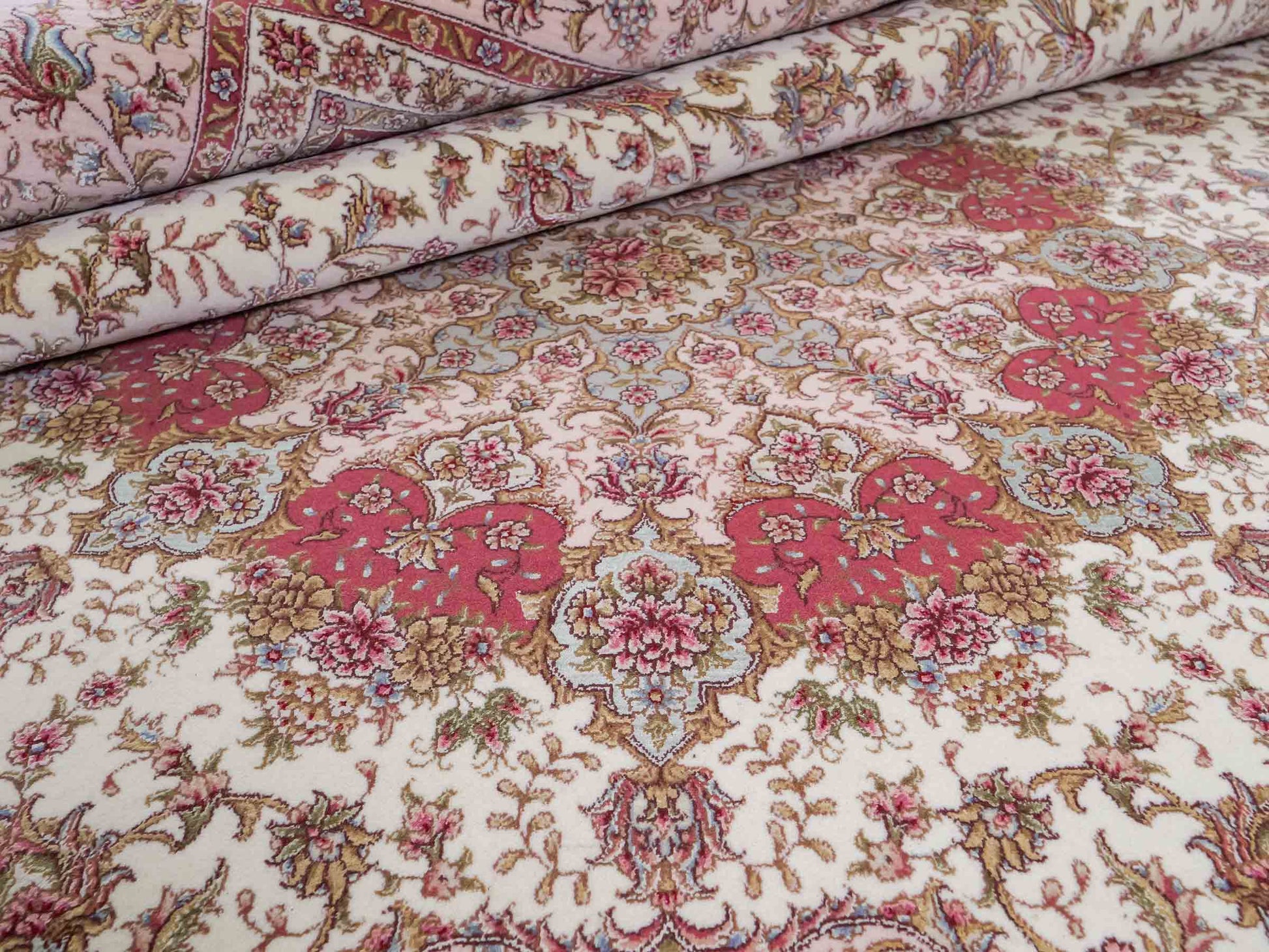 Sehr feiner, handgeknüpfter Khademi Orientteppich mit Täbriz Design aus Wolle mit Seide, creme, rosa. 306x206 cm. Vertrieb durch Jupiter Intl.