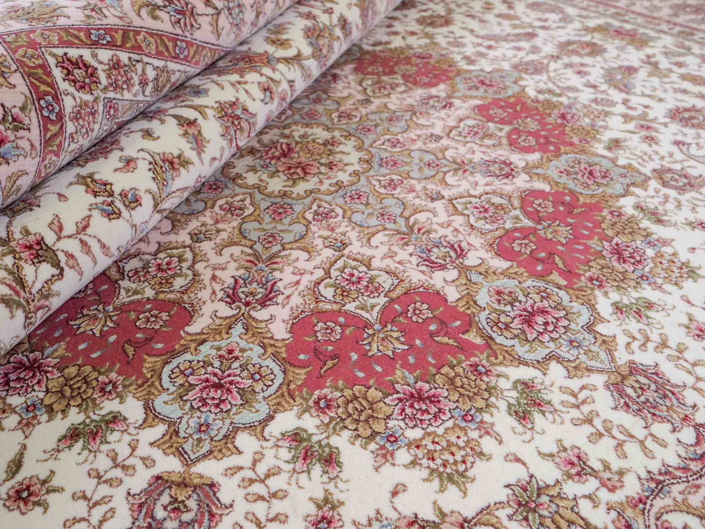 Sehr feiner, handgeknüpfter Khademi Orientteppich mit Täbriz Design aus Wolle mit Seide, creme, rosa. 306x206 cm. Vertrieb durch Jupiter Intl.