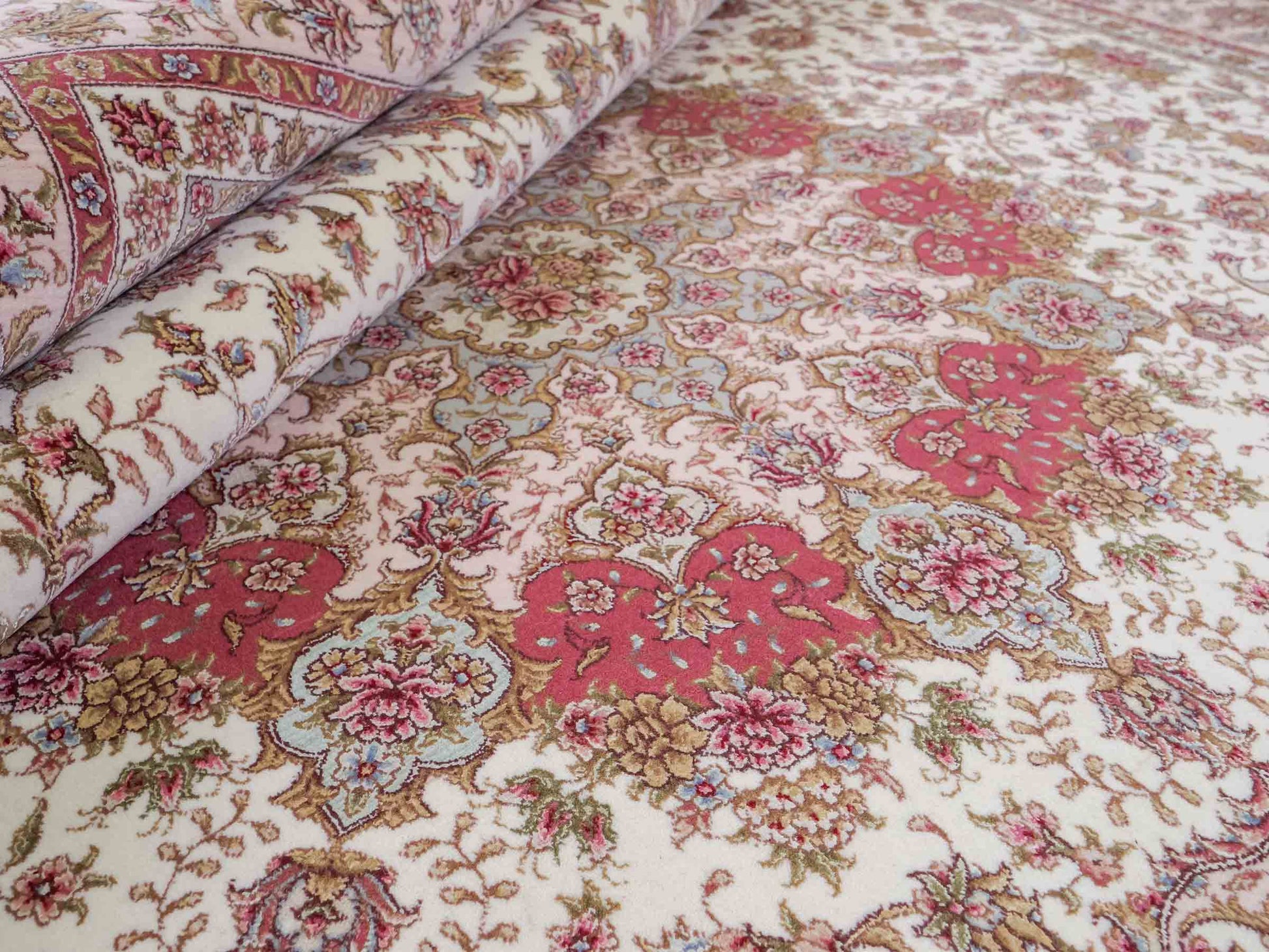 Sehr feiner, handgeknüpfter Khademi Orientteppich mit Täbriz Design aus Wolle mit Seide, creme, rosa. 306x206 cm. Vertrieb durch Jupiter Intl.