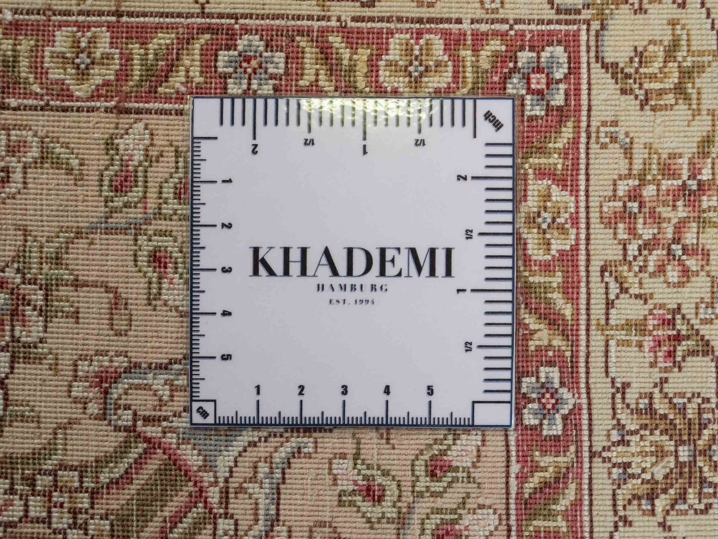 Sehr feiner, handgeknüpfter Khademi Orientteppich mit Täbriz Design aus Wolle mit Seide, creme, rosa. 306x206 cm. Vertrieb durch Jupiter Intl.
