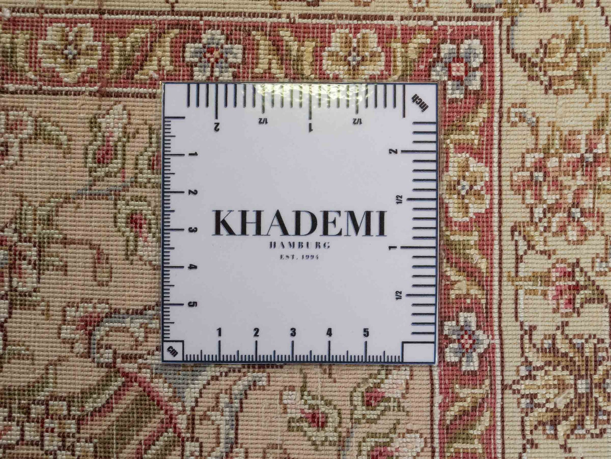 Sehr feiner, handgeknüpfter Khademi Orientteppich mit Täbriz Design aus Wolle mit Seide, creme, rosa. 306x206 cm. Vertrieb durch Jupiter Intl.