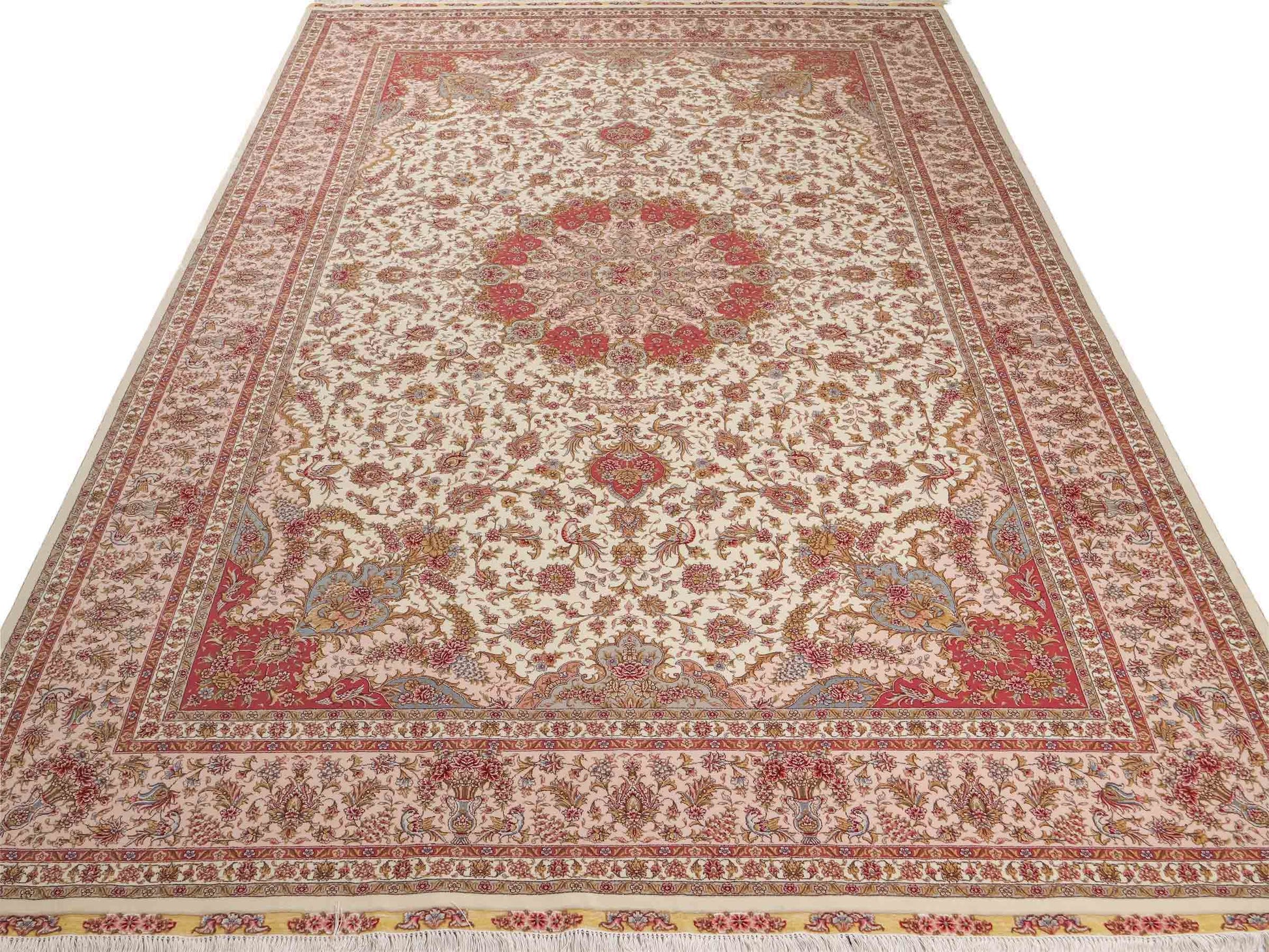 Sehr feiner, handgeknüpfter Khademi Orientteppich mit Täbriz Design aus Wolle mit Seide, creme, rosa. 306x206 cm. Vertrieb durch Jupiter Intl.