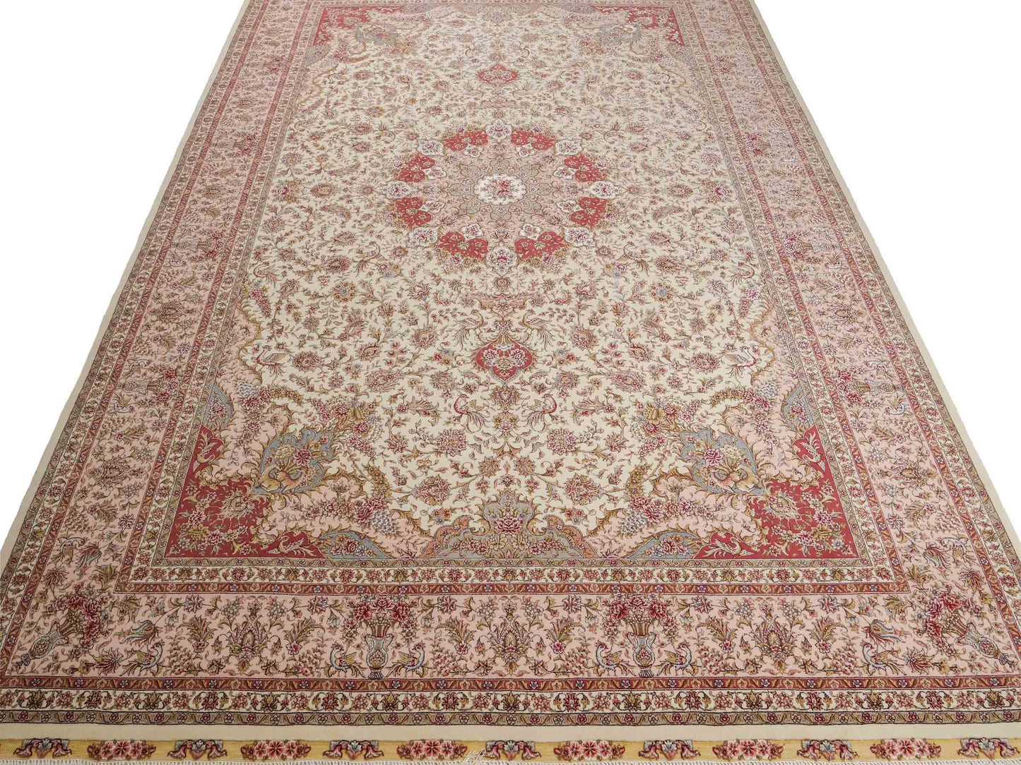 Sehr feiner, handgeknüpfter Khademi Orientteppich mit Täbriz Design aus Wolle mit Seide, creme, rosa. 306x206 cm. Vertrieb durch Jupiter Intl.