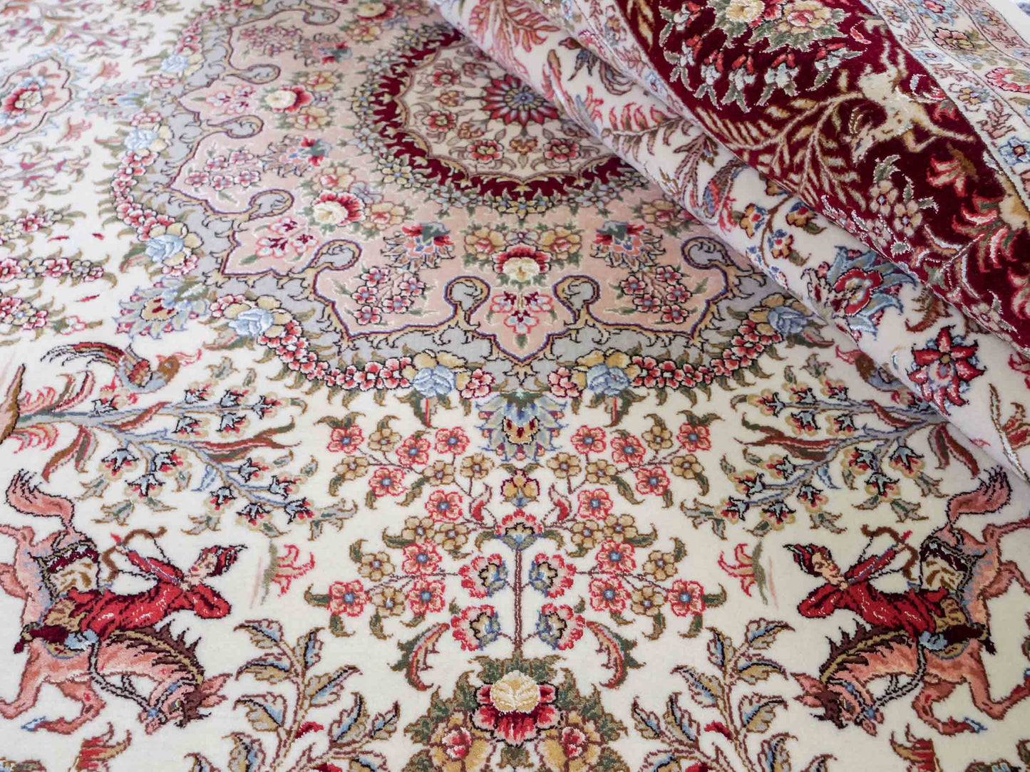 Sehr feiner, handgeknüpfter Khademi Orientteppich mit Täbriz Design aus Wolle mit Seide, creme, weiß, rot. 306x208 cm. Vertrieb durch Jupiter Intl.