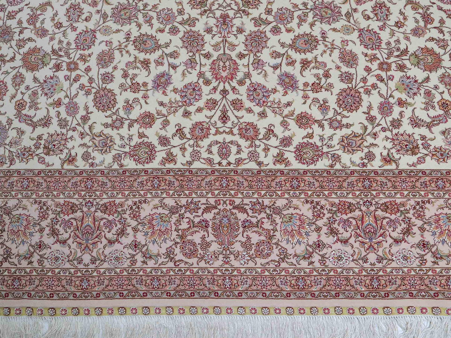 Sehr feiner, handgeknpüfter Khademi Orientteppich mit Täbriz Design aus Wolle mit Seide, creme, weiß. 306x208 cm. Vertrieb durch Jupiter Intl.