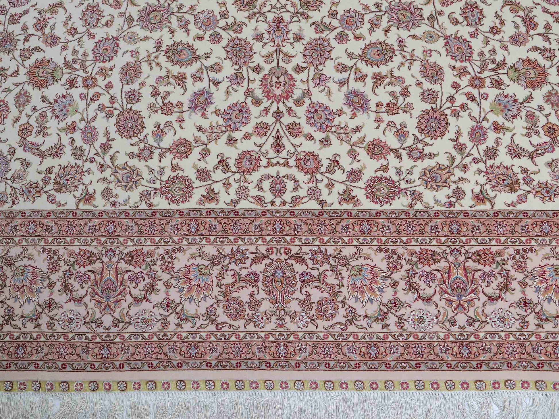 Sehr feiner, handgeknpüfter Khademi Orientteppich mit Täbriz Design aus Wolle mit Seide, creme, weiß. 306x208 cm. Vertrieb durch Jupiter Intl.