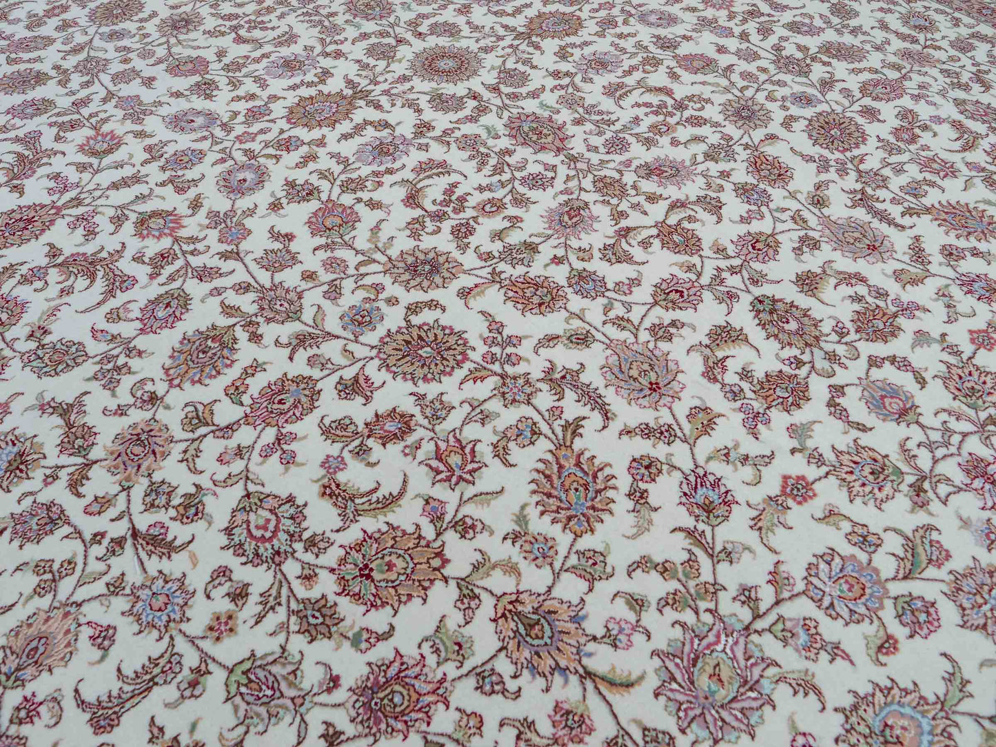 Sehr feiner, handgeknpüfter Khademi Orientteppich mit Täbriz Design aus Wolle mit Seide, creme, weiß. 306x208 cm. Vertrieb durch Jupiter Intl.