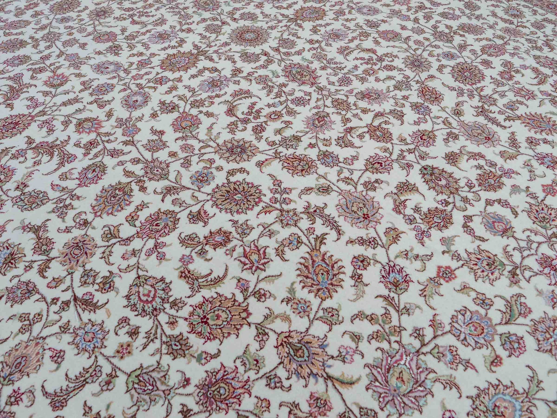 Sehr feiner, handgeknpüfter Khademi Orientteppich mit Täbriz Design aus Wolle mit Seide, creme, weiß. 306x208 cm. Vertrieb durch Jupiter Intl.