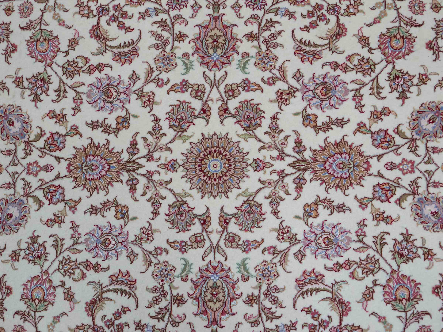 Sehr feiner, handgeknpüfter Khademi Orientteppich mit Täbriz Design aus Wolle mit Seide, creme, weiß. 306x208 cm. Vertrieb durch Jupiter Intl.