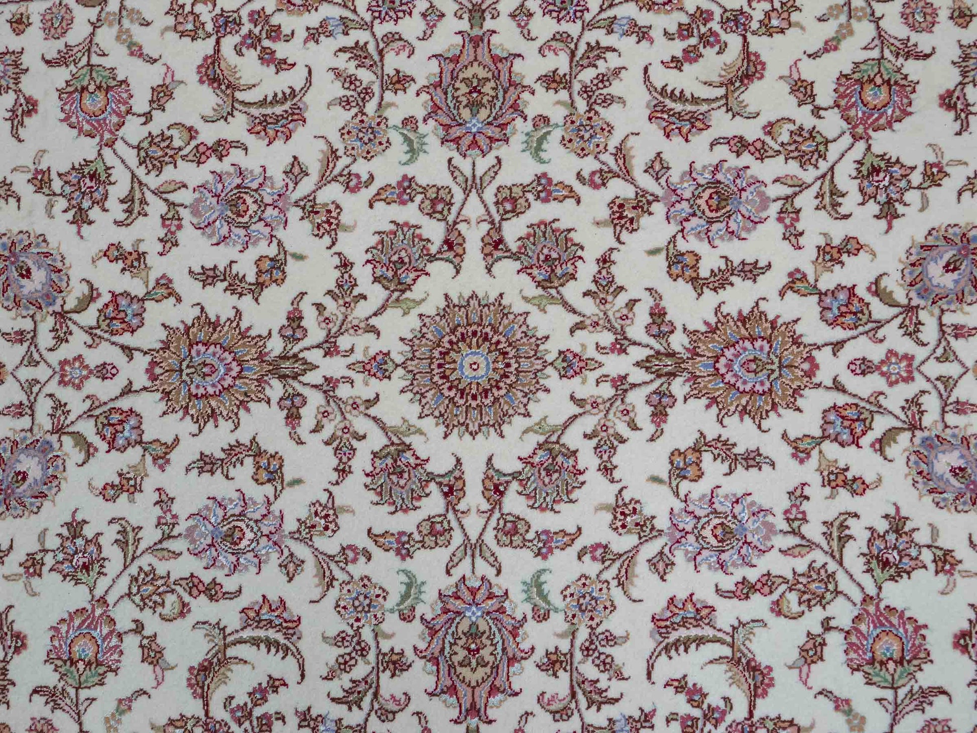 Sehr feiner, handgeknpüfter Khademi Orientteppich mit Täbriz Design aus Wolle mit Seide, creme, weiß. 306x208 cm. Vertrieb durch Jupiter Intl.