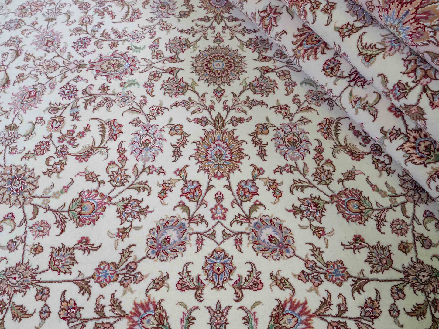 Sehr feiner, handgeknpüfter Khademi Orientteppich mit Täbriz Design aus Wolle mit Seide, creme, weiß. 306x208 cm. Vertrieb durch Jupiter Intl.