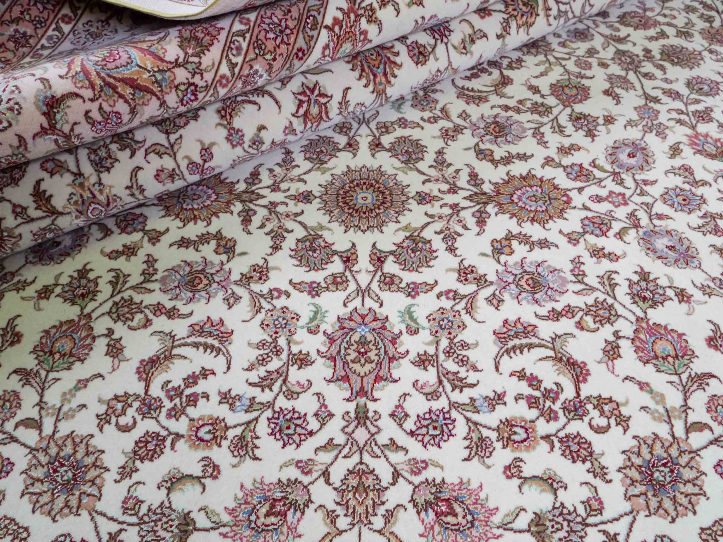 Sehr feiner, handgeknpüfter Khademi Orientteppich mit Täbriz Design aus Wolle mit Seide, creme, weiß. 306x208 cm. Vertrieb durch Jupiter Intl.